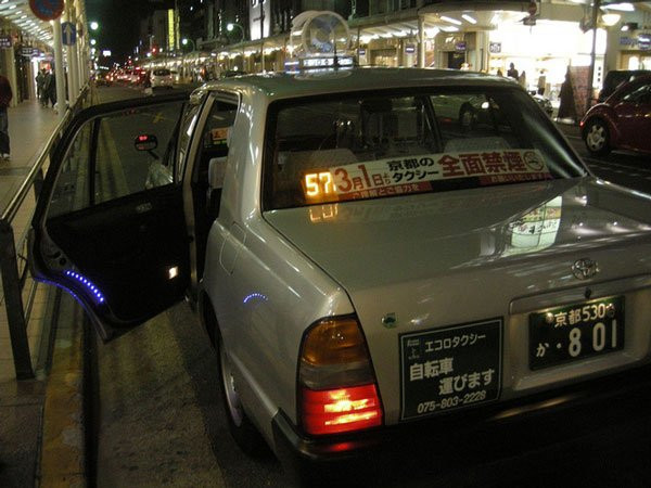 Cửa xe taxi tự động mở: Với tiêu chí khách hàng là thượng đế, cửa xe taxi ở Nhật được thiết kế sao tự động mở cửa khi xe dừng ngay trước khách hàng.