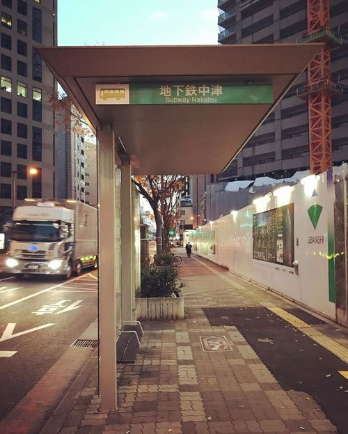 Trạm xe bus độc đáo: Trạm dừng xe bus tại Nhật được thiết kế quay lưng vào trong để tránh bụi hay nước tạt vào khách chờ.