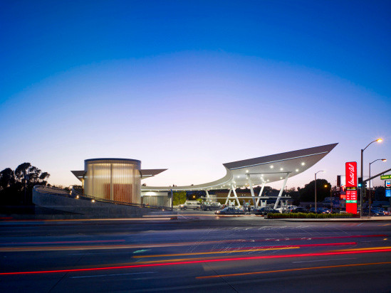 Năm 2009, trạm xăng độc đáo này được xây dựng tại trung tâm thành phố Los Angeles, California (Mỹ) với kinh phí 7 triệu USD bao gồm một siêu thị mini, 12 vòi bơm và một tiệm rửa xe. Thiết kế được lấy cảm hứng từ nút giao đường cao tốc gần đó.