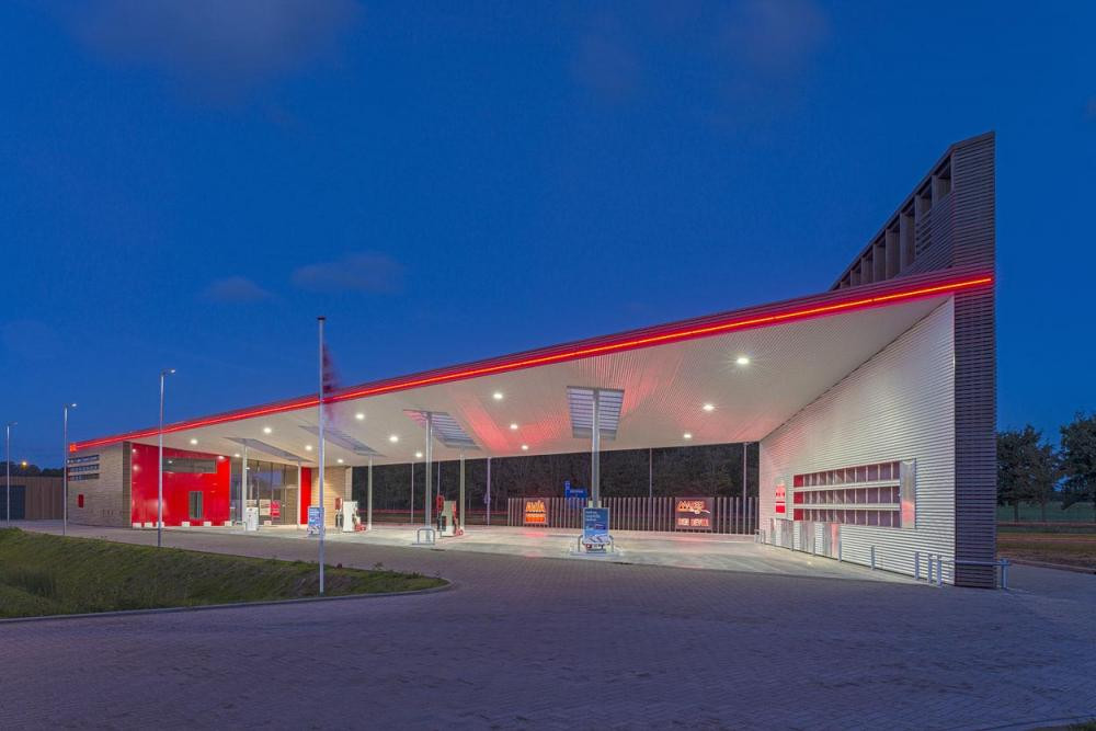 11. Knevel Architecten là nhóm kiến trúc sư thiết kế trạm xăng Avia Marees, hoàn thành năm 2012 tại Havenweg, Den Oever (Hà Lan). Công trình được xây dựng bằng gỗ, vật liệu cách nhiệt tạo nên một thiết kế bền vững và hài hòa với khí hậu.