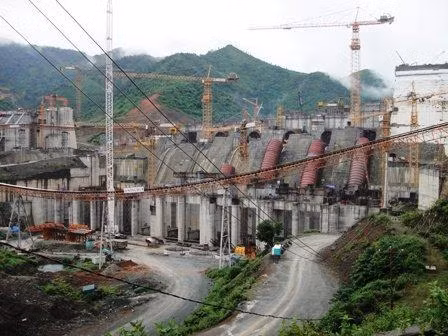 Tham gia xây dựng thủy điện Sơn La có tới 13 nhà thầu thành viên do Tổng Công ty sông Đà làm tổng thầu; Tập đoàn Điện lực Việt Nam làm chủ đầu tư. 