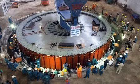 Trên công trường thường xuyên có 8.000 – 10.000 người làm việc, những lúc cao điểm có thể lên tới 15.000 người.