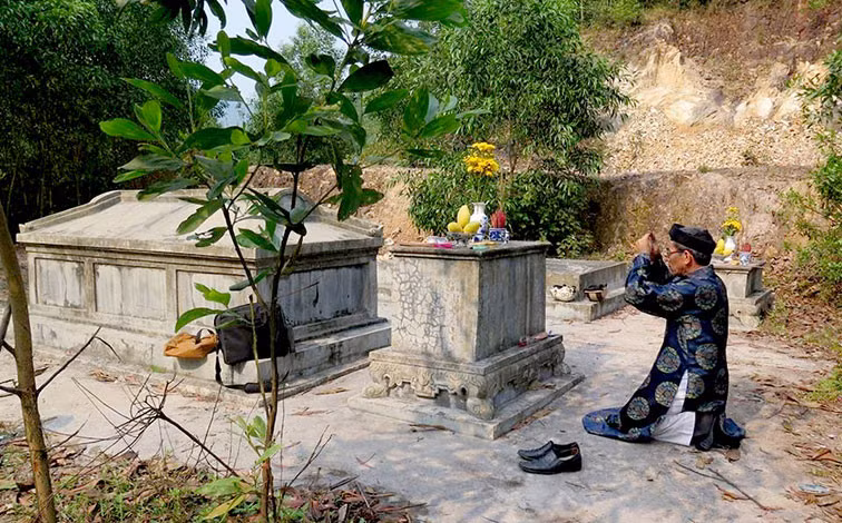 Mặc dù được di dời đến nơi mới nhưng mộ bà vẫn còn nền lát xi măng; chưa có tường thành, bình phong trước, sau, cổng vòm…. Theo nhiều người ngôi mộ đơn so kém xa so với quy mô mộ của một bậc thứ phi của triều Nguyễn.