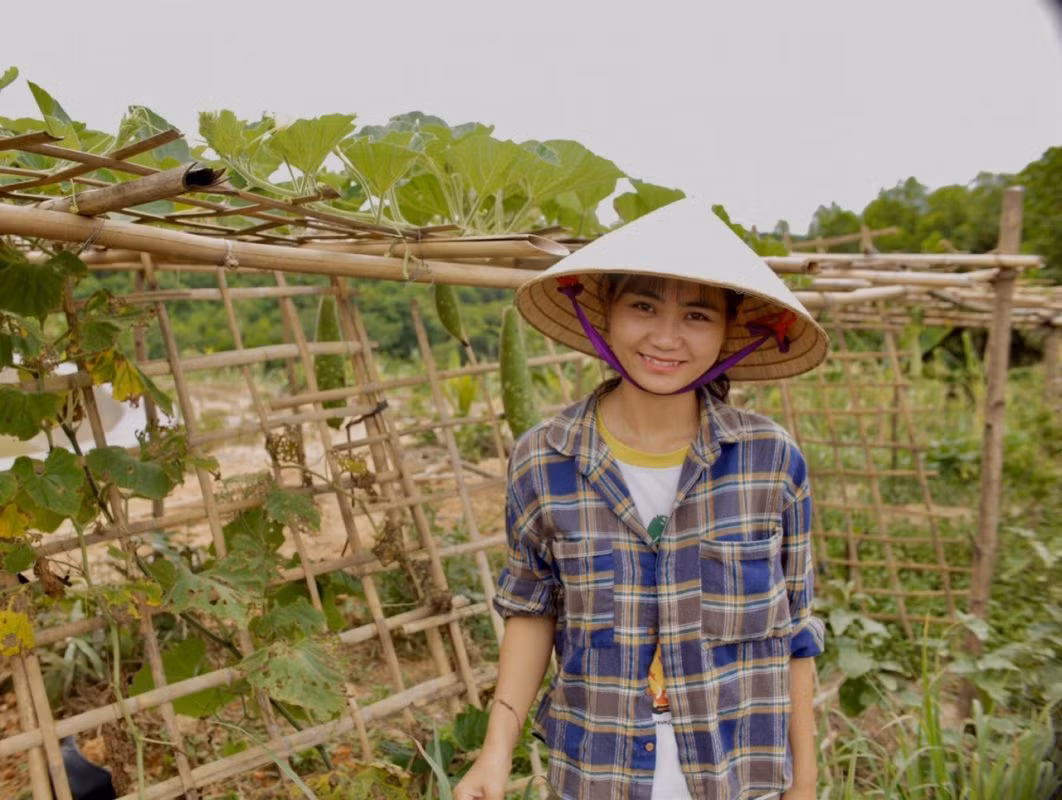 Khi đã có đủ vốn kiến thức, Nguyễn Lê Ngọc Linh quyết định bỏ phố về quê mượn 3 héc ta đất đồi của bố mẹ để xây dựng mô hình "Vườn rừng bản Thổ".