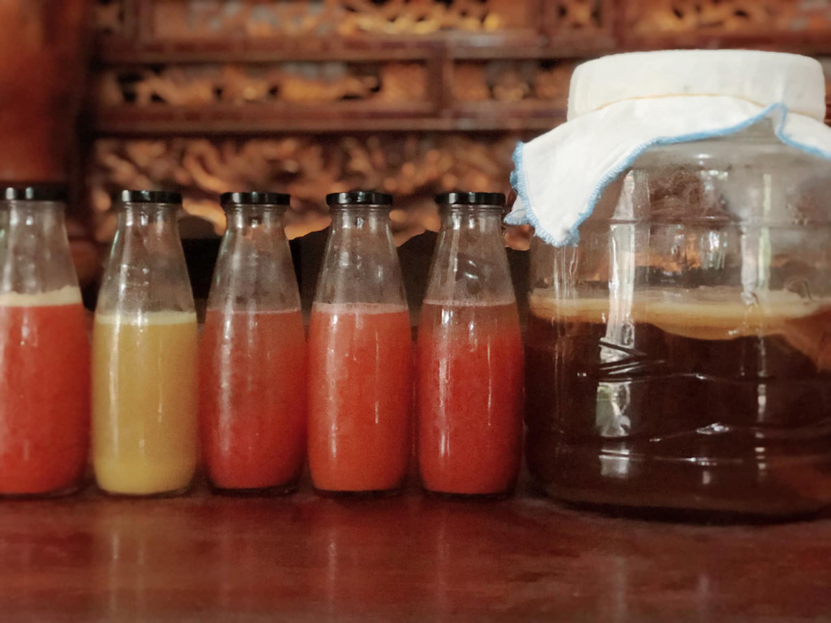 Tới nay, "Vườn rừng bản Thổ" đã có hơn 50 loài cây rừng bản địa như lim, lát, dẻ, trám, mắc khén, dổi… cùng các loài cây hái quả gồm cam, quýt, bưởi và các loài dược liệu, cây nguyên liệu làm thức ăn chăn nuôi. Linh kết hợp chăn nuôi ong, gà trong rừng.