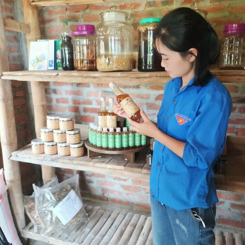 Sản phẩm từ vườn rừng như mật ong, các cây rừng và các loại cây dược liệu, trái cây, nguyên liệu liệu chế biến thức ăn chăn nuôi…được bán ra thị trường trong và ngoài tỉnh.