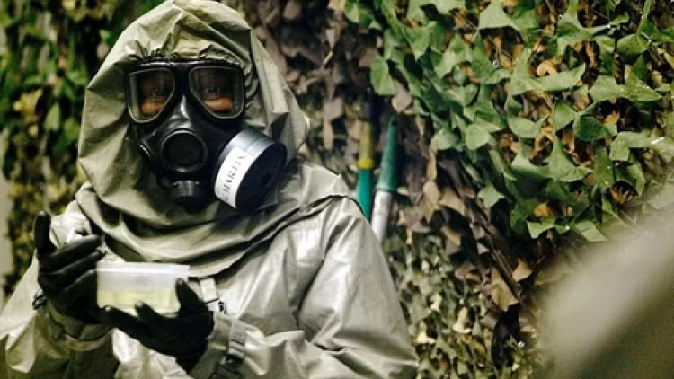 Liên Hợp Quốc đã xếp loại chất độc này vào danh sách "Vũ khí hủy diệt hàng loạt". Năm 1933, Công ước Vũ khí hóa học - CWC đã ghi rõ bất cứ quốc gia nào sản xuất hay tàng trữ quá 100gram VX mỗi năm là vi phạm luật pháp quốc tế.