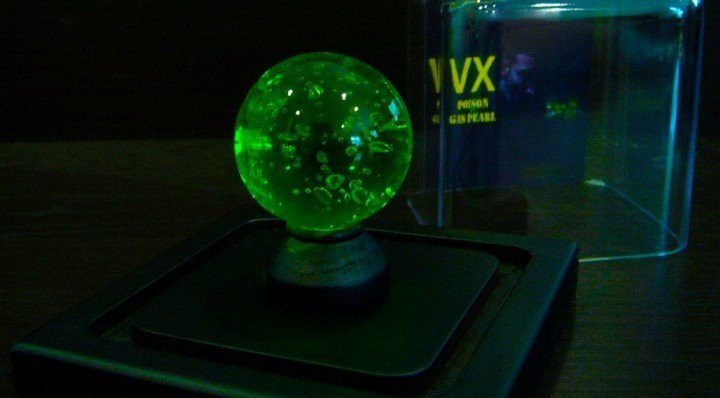  Chất độc VX: Đây là một chất độc thần kinh được đánh giá là mạnh nhất mà con người từng tạo ra. Chỉ 1 giọt cực nhỏ VX dính trên da, các cơ của nạn nhân sẽ bị vô hiệu hóa khiến dây thần kinh bị tê liệt. Nạn nhân sẽ chết chỉ sau vài chục giây. 