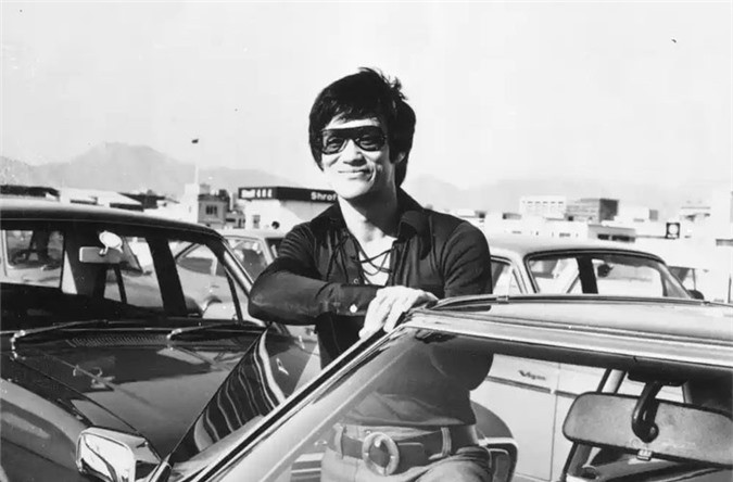 Chứng “sợ bể bơi” của ông hoàng võ thuật xuất phát từ một kỉ niệm thủa nhỏ. Khi ông và chị gái Phoebe dẫn nhau ra hồ nước gần nhà, Lý Tiểu Long đẩy chị mình xuống mặt nước.