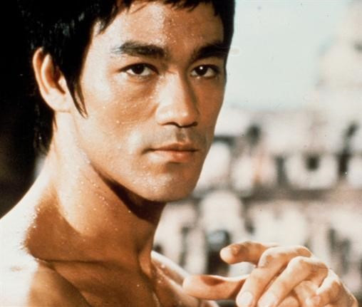 Bể bơi không phải là thứ duy nhất khiến Lý Tiểu Long gặp trở ngại. Ông còn không biết lái xe. Lý do là vì thị lực của Lý Tiểu Long rất kém. Nhiều người cho rằng với võ thuật, ông dựa vào cảm nhận của các chi hơn là nhìn.