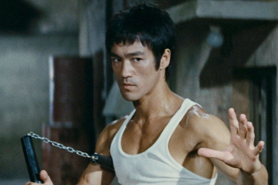 Trong cuốn “Bruce Lee: Fighting Spirit”, tác giả Bruce Thomas kể Maria Yi, nữ chính của bộ phim The Big Boss, nhiều lần nhìn thấy Lý Tiểu Long mặc đồ bơi và nằm cạnh bể nhưng tuyệt nhiên không xuống nước. Lý Tiểu Long vẫn chưa vượt qua được nỗi sợ thuở nhỏ.