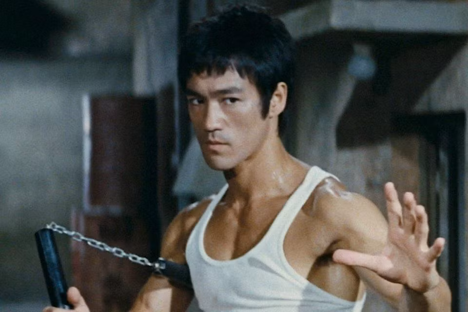 Trong cuốn “Bruce Lee: Fighting Spirit”, tác giả Bruce Thomas kể Maria Yi, nữ chính của bộ phim The Big Boss, nhiều lần nhìn thấy Lý Tiểu Long mặc đồ bơi và nằm cạnh bể nhưng tuyệt nhiên không xuống nước. Lý Tiểu Long vẫn chưa vượt qua được nỗi sợ thuở nhỏ.