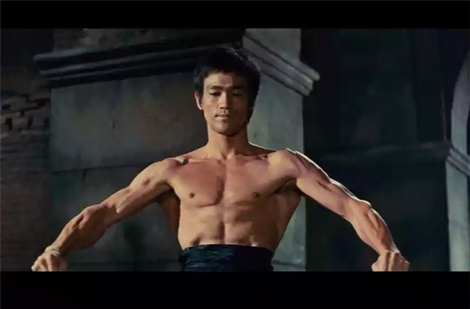 “Hãy làm rỗng tâm trí, vô hình vô dạng như nước vậy. Cho nước vào một cái cốc, nước hóa thành cái cốc. Cho nước vào ấm trà, nước cũng biến thành ấm trà. Nước có thể chảy xiết, tan ra, nhỏ giọt hoặc phá hủy. Hãy giống như nước, người bạn của tôi”, ông nói.