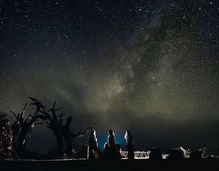 Khi ánh mặt trời lặn, màn đêm buông xuống thật nhanh, cả bầu trời đầy sao sáng rực rỡ hiện lên giữa một biển mây phản chiếu ánh vàng lung linh càng tạo ra vẻ đẹp ma mị, cô liêu cho Lảo Thẩn.