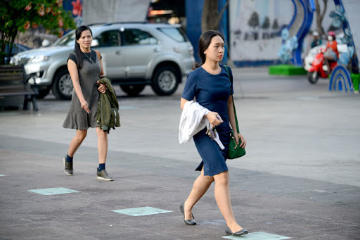 Nếu công việc bắt buộc bạn phải ngồi nhiều, bạn hãy tận dụng các cách để tăng cường vận động: Leo cầu thang và đi bộ bất cứ khi nào có thể, để khởi động nhịp tim và tuần hoàn máu...