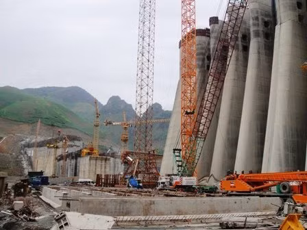 Để có công trình thế kỷ này, những người thợ ở đây phải đào hơn 16,6 triệu m3 đá, xúc vận chuyển trên 20 triệu m3 đất đá, đầm 2 triệu m3 đất nền, đổ gần 6 triệu m3 bê tông, lắp đặt trên 115.000 tấn thiết bị.