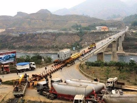 Một xí nghiệp cơ khí tại Việt Nam lần đầu sản xuất chiếc cẩu siêu trường siêu trọng 1.200 tấn (chi phí rẻ bằng 1/3 so với mua ở nước ngoài) để đưa thiết bị có trọng lượng 1.000 tấn, nặng nhất trong các nhà máy thuỷ điện của Việt Nam vào đúng vị trí của tổ máy với sai số 3cm.