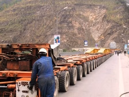 Sáu máy biến áp có trọng lượng 280 tấn, 18 kiện của máy biến áp siêu trường siêu trọng từng trải qua cuộc di chuyển khó khăn về tới công trường an toàn, đúng tiến độ.