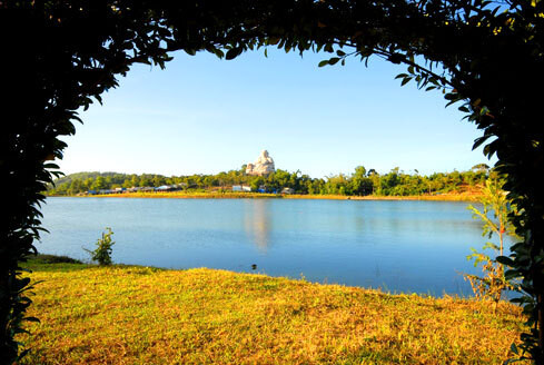 Tổng trọng lượng cả nền và vỏ tượng gần 1.700 tấn bê tông cốt thép, trong khuôn viên tượng Phật rộng 2,2ha. Chân đế bệ tượng làm bằng đá gắn kính phản xạ cao cấp màu xanh ve mang ý nghĩa một khối kim cương.