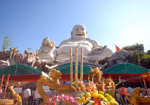 Chính không gian lung linh sắc màu này đã tôn thêm vẻ đẹp của công trình tôn giáo. Vì thế, Tượng Phật Di Lặc đã trở thành biểu tượng văn hóa – du lịch của Núi Cấm.