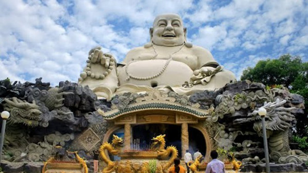 Núi Cấm là ngọn núi đẹp nhất trong 7 ngọn núi của dãy Thất Sơn huyền bí. Ngoài môi trường thiên nhiên lý tưởng, núi Cấm còn nổi tiếng bởi nhiều thắng cảnh đẹp.