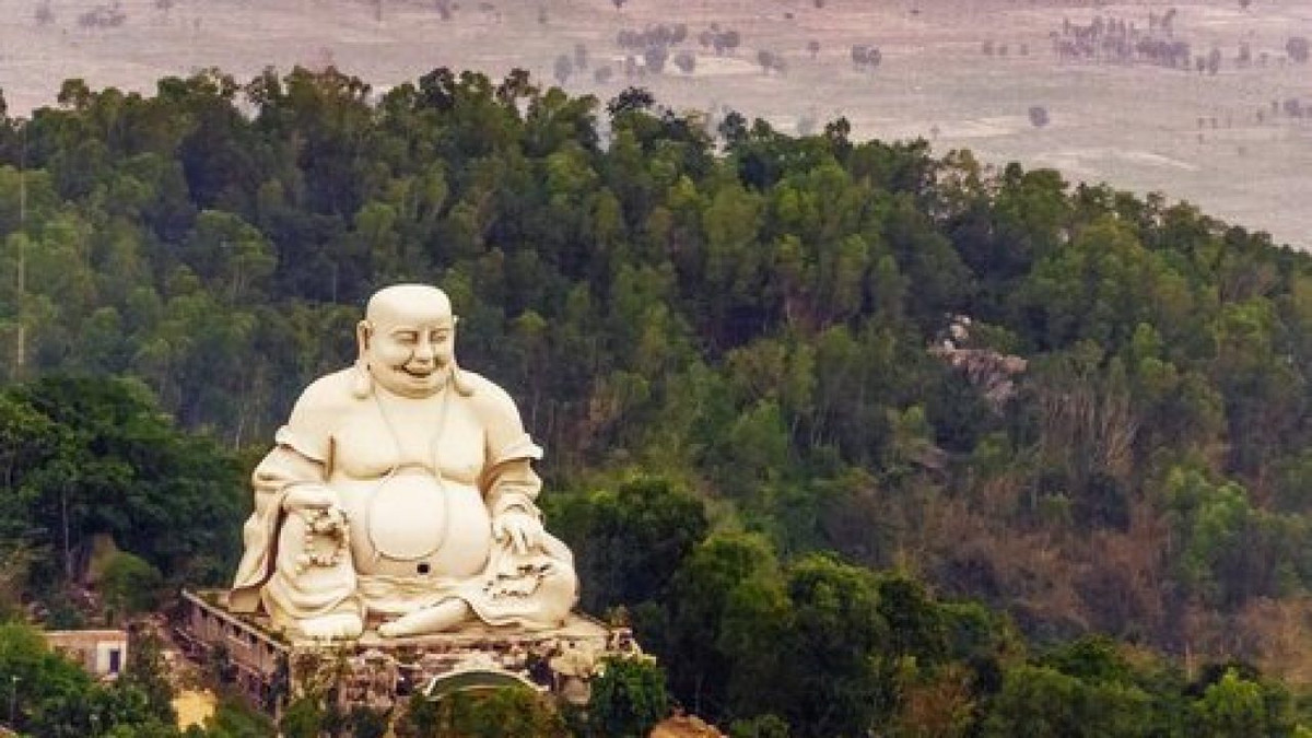 Và tất cả càng trở nên lung linh khi đặt pho tượng vào mối tương quan với khung cảnh rừng núi bao quanh. 