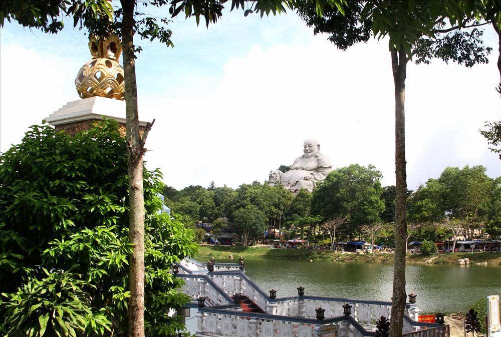 Theo các nhà chuyên môn, tượng Phật Di Lặc trên núi Cấm đạt độ thẩm mỹ cao về kiến trúc và hài hòa với không gian núi rừng.