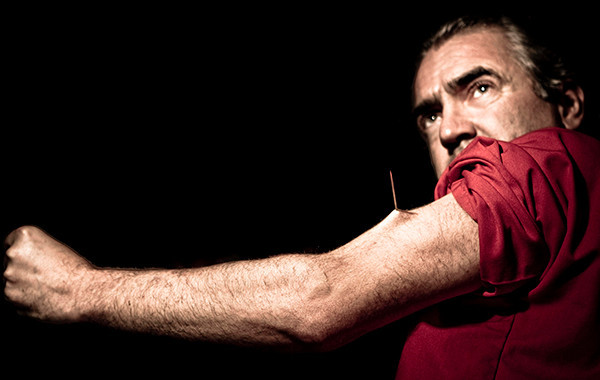 Người không biết đau: Nhờ khả năng chịu đau gấp nhiều lần người bình thường, Tim Cridland, một dị nhân người Mỹ có thể đâm kim xuyên qua tay, cổ họng, miệng mà không hề cảm thấy đau.