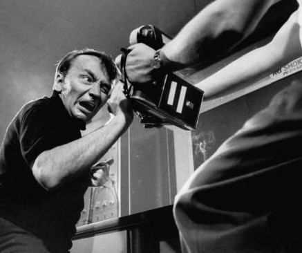 Khả năng chụp ảnh bằng ý nghĩa: Người có khả năng siêu phàm phải kể đến là ông Ted Serios sống tại Chicago (Mỹ). Khi ông tập trung hoặc hướng ý nghĩ vào một vật nào đấy, ví dụ một chiếc xe, khi đã có hình ảnh chiếc xe thật rõ nét trong óc, một máy ảnh chụp lấy ngay hướng vào đầu ông kết quả hiện ra ảnh của chiếc.