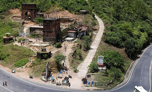 Đường Thiên lý từ phía Nam dẫn lên Hải Vân quan và từ đèo Hải Vân đi Huế cũng bị san ủi, bồi lấp. Bên cạnh đó, xung quanh Hải Vân quan, các đơn vị quân đội Pháp, Mỹ đã xây thêm 5 lô cốt tại các vị trí xung yếu để bảo vệ cứ điểm này.