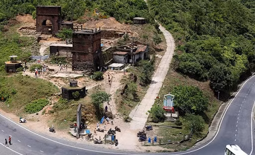 Đường Thiên lý từ phía Nam dẫn lên Hải Vân quan và từ đèo Hải Vân đi Huế cũng bị san ủi, bồi lấp. Bên cạnh đó, xung quanh Hải Vân quan, các đơn vị quân đội Pháp, Mỹ đã xây thêm 5 lô cốt tại các vị trí xung yếu để bảo vệ cứ điểm này.