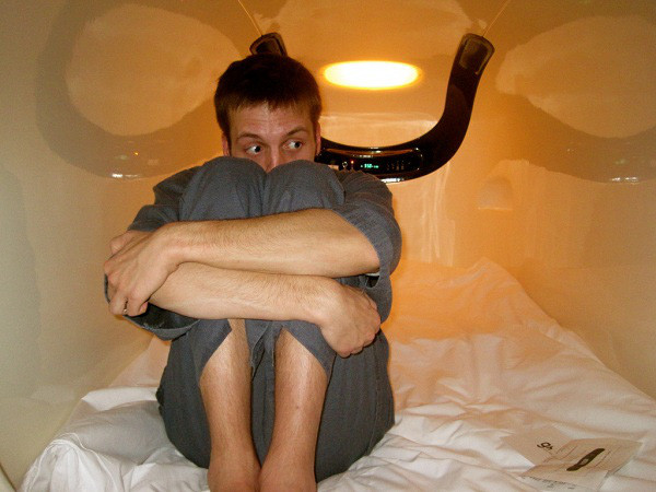 Hội chứng sợ không gian hẹp thường xảy ra khi bị khóa trong một phòng kín không có cửa sổ, bị mắc kẹt trong thang máy đông người hoặc lái xe trên đường bị tắc nghẽn. Đối với một số người, hội chứng có thể tự biến mất.