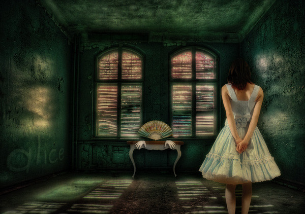 Hội chứng Alice ở Xứ sở thần tiên (Alice in wonderland syndrome- AIWS): Hội chứng này làm thay đổi nhận thức về vật thể và không gian xung quanh: thấy mọi thứ nhỏ hơn hoặc lớn hơn; hoặc nhận ra chúng đang ở rất xa nhưng theo một cách kì lạ nào đó, lại thấy rất gần.