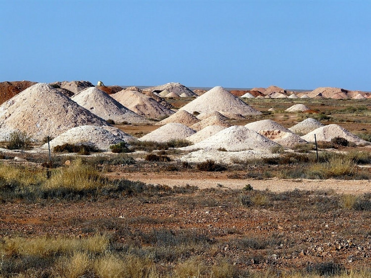 Thị trấn “bốc hơi”: Coober Pedy (Australia) chẳng khác nào một thị trấn ngầm khi toàn những dịch vụ tiện ích tại đây đều được xây ngầm. Nguyên nhân là do nhiệt độ trên mặt đất tại Coober Pedy có thể lên đến 51 độ C. Giải pháp xây thị trấn ngầm là một trong những phương án tối ưu nhất được lựa chọn.