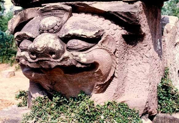 Tượng sư tử đá có tên khác là tượng ông Sấm, được đặt ở hậu cung của chùa. Tượng được tạo tác từ đá xanh và đá sa thạch, kích thước dài 280cm, rộng 350cm, cao 175cm. Kết cấu được chia ra làm ba tầng: tầng đế, tầng thân và tầng trên cùng (đài sen).