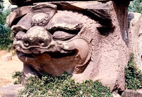 Tượng sư tử đá có tên khác là tượng ông Sấm, được đặt ở hậu cung của chùa. Tượng được tạo tác từ đá xanh và đá sa thạch, kích thước dài 280cm, rộng 350cm, cao 175cm. Kết cấu được chia ra làm ba tầng: tầng đế, tầng thân và tầng trên cùng (đài sen).