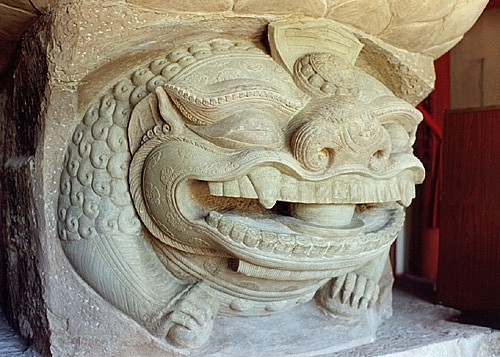 Bằng phương pháp thủ công, với kỹ thuật đục, đẽo… của các nghệ nhân thời Lý, khối đá tạc hình sư tử được ghép từ nhiều phiến đá, khít đến mức người xem cảm thấy như là một phiến đá nguyên khối để tạc hình sư tử.