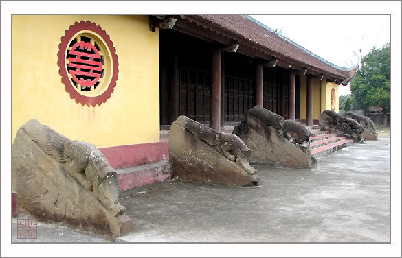 Không chỉ nổi tiếng là ngôi chùa cổ, Hương Lãng còn được biết đến là nơi lưu giữa hai bảo vật quốc gia: Tượng sư tử đá chùa Hương Lãng (Niên đại: cuối Thế kỷ XI - đầu thế kỷ XII) và Hệ thống thành bậc đá chùa Hương Lãng (Niên đại cuối thế kỷ XI - đầu thế kỷ XII).