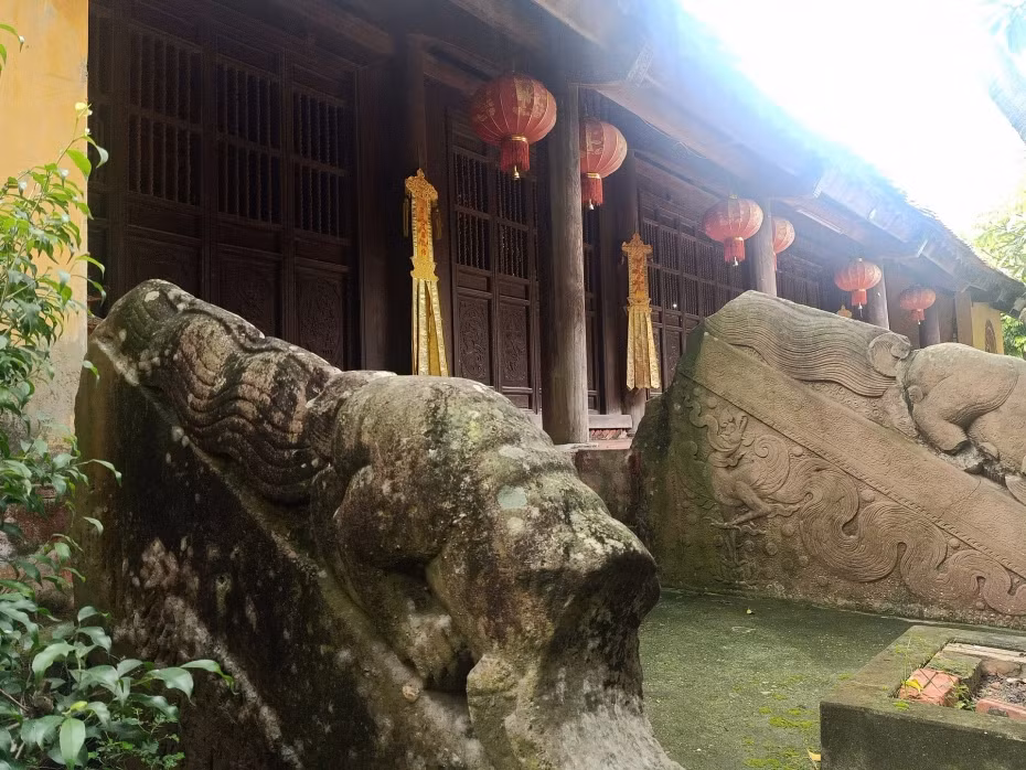 Mỗi thành bậc đá đều chạm hình tượng phượng, sấu, hoa cúc dây… rất tinh xảo, mềm mại, chim phượng với đuôi dài cuộn sóng, chân co trong tư thế đang chồm tới được chạm khắc trên kiến trúc thành bậc tạo nên không khí rất sinh động, linh hoạt, uyển chuyển, hồn nhiên.