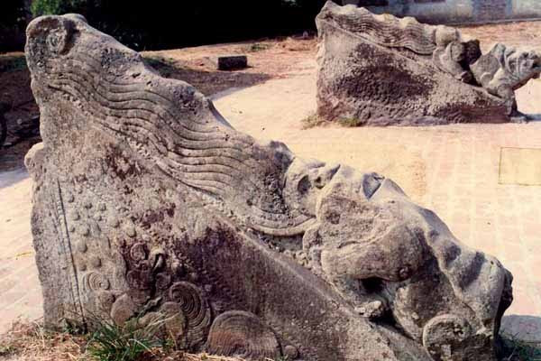 Cùng với Tượng sư tử đá chùa, chùa Hương Lãng còn lưu giữ bảo vật quốc gia là Hệ thống thành bậc đá. Đây là những tác phẩm điêu khắc đá vô giá của thời Lý hiện còn lưu giữ được, bảo lưu nguyên vẹn những đặc trưng điển hình của mỹ thuật tạo hình thời Lý.