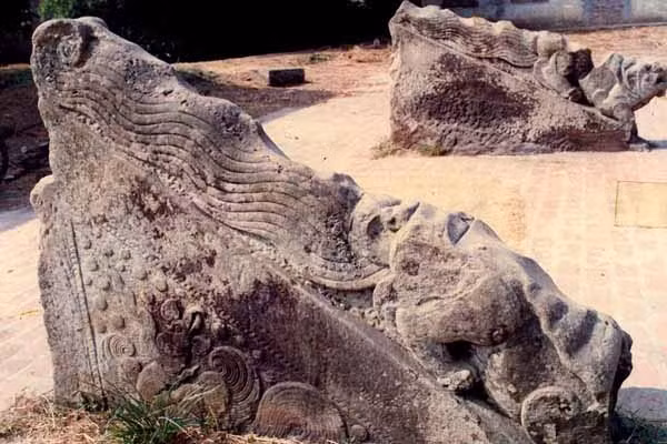 Cùng với Tượng sư tử đá chùa, chùa Hương Lãng còn lưu giữ bảo vật quốc gia là Hệ thống thành bậc đá. Đây là những tác phẩm điêu khắc đá vô giá của thời Lý hiện còn lưu giữ được, bảo lưu nguyên vẹn những đặc trưng điển hình của mỹ thuật tạo hình thời Lý.