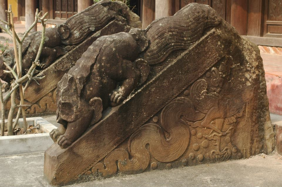 Hệ thống thành bậc đá nằm trước Phật điện. Hệ thống thành bậc đá gồm những thành bậc bằng đá, xưa kia vốn nằm hai bên các bậc cấp dẫn lên chính điện chùa. Trong đó có 6 thành bậc chạm khắc hình sấu đá quay đầu ra phía trước, chia lối lên chính điện thành 5 lối.