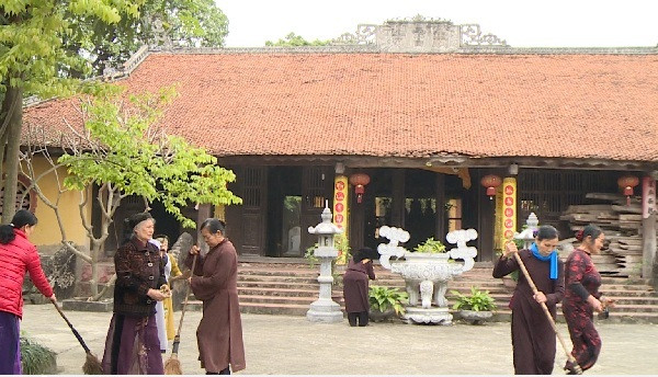 Theo sử sách, chùa Hương Lãng có từ thời Lý do Hoàng Thái Hậu Ỷ Lan xây dựng từ thế kỷ thứ XI. Ngoài thờ Phật, chùa còn thờ Nguyên phi Ỷ Lan.