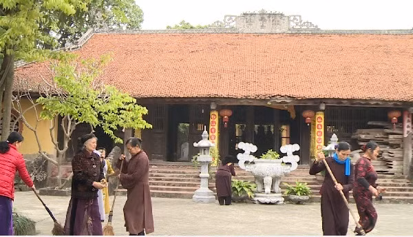 Theo sử sách, chùa Hương Lãng có từ thời Lý do Hoàng Thái Hậu Ỷ Lan xây dựng từ thế kỷ thứ XI. Ngoài thờ Phật, chùa còn thờ Nguyên phi Ỷ Lan.