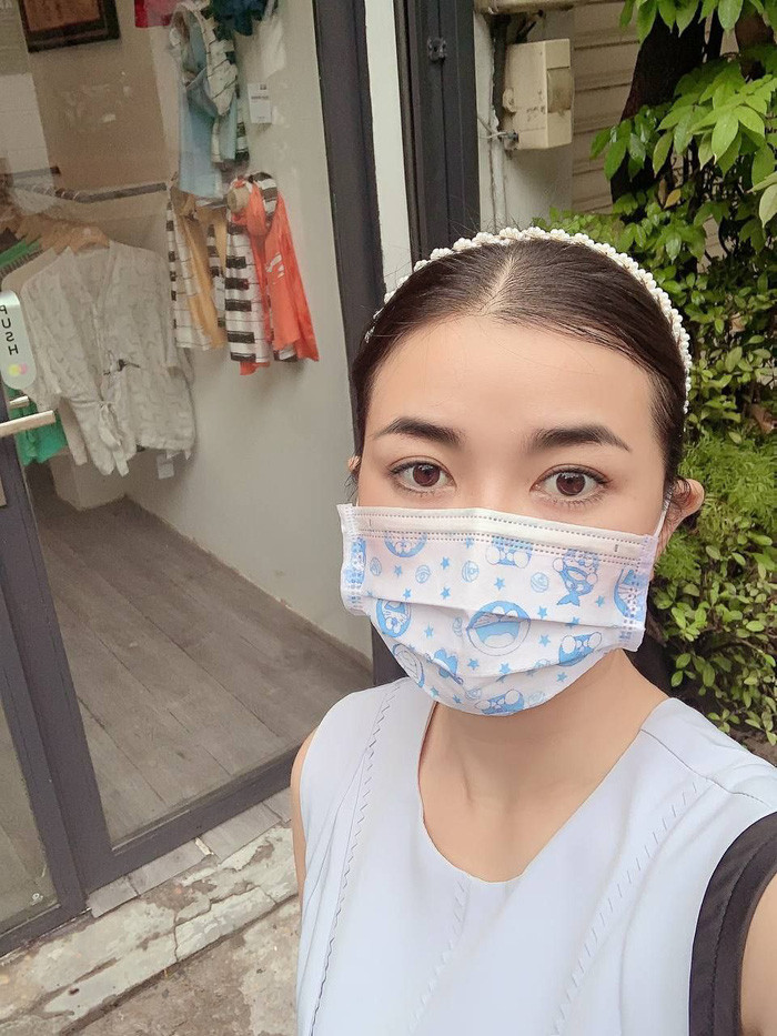 Nu phi cong huong dan lam dep da khi deo khau trang-Hinh-4