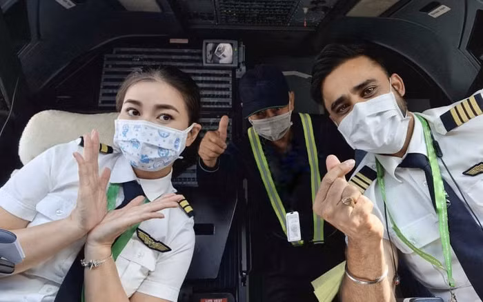 Nữ phi công hướng dẫn làm đẹp da khi đeo khẩu trang Nu phi cong huong dan lam dep da khi deo khau trang