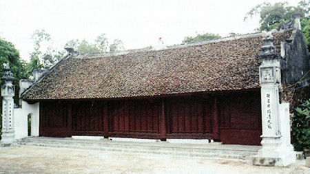 Với bản tính thông minh, khéo léo, lại có nhan sắc, bà dễ dàng làm quen với nhiều tướng giặc cùng quân lính nhà Minh. Sau này, tướng giặc còn cho phép bà mang rượu thịt vào bán cho quân lính. (Ảnh: Đình Ruối nơi thờ bà Lương Thị Minh Nguyệt)