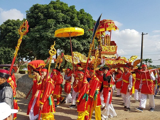Vua cho lập đền thờ Kiến Quốc ở làng. Năm 1902, đổi đền thành Đình Kiến Quốc. Do trước đình có dậu bằng những cây ruối cổ thụ to che chắn cho ngôi đình hàng mấy trăm năm nay nên nhân dân quen gọi là Đình Ruối. (Ảnh: Lễ hội Đình Ruối nơi thờ bà Lương Thị Minh Nguyệt)