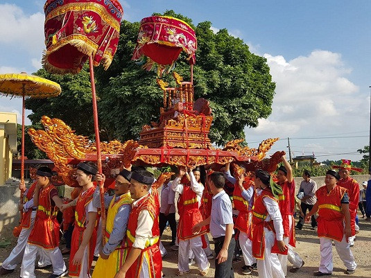 Sau đó, bà mở cửa thành để đại quân xông vào. Tướng giặc và quân lính vội vàng đạp túi ngủ để chui ra nhưng nút túi buộc quá chắc. Thành Cổ Lộng nhanh chóng thất thủ. (Ảnh: Lễ hội Đình Ruối nơi thờ bà Lương Thị Minh Nguyệt).