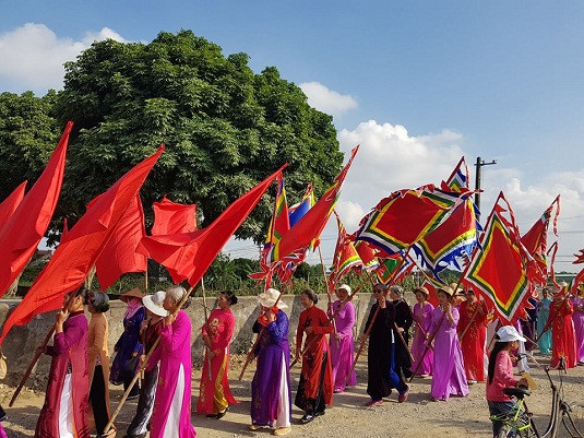 Sau khi trừ giặc Minh, vợ chồng bà không nhận chức quan chỉ xin ban ruộng đất và miễn sưu thuế 3 năm cho nhân dân trong vùng . Vợ chồng bà mất cùng năm 1443. (Ảnh: Lễ hội Đình Ruối nơi thờ bà Lương Thị Minh Nguyệt).